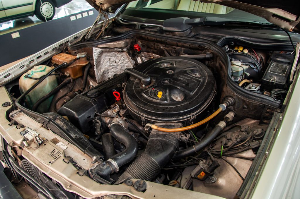 Mercedes-Benz 300E — foto 9 de 19