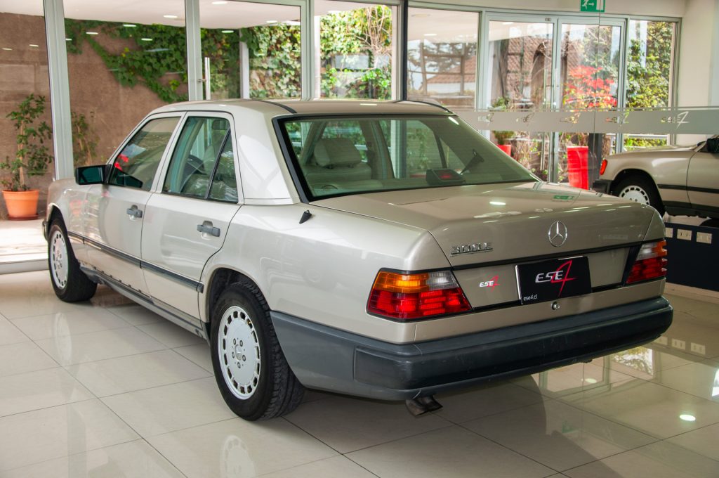 Mercedes-Benz 300E — foto 4 de 19