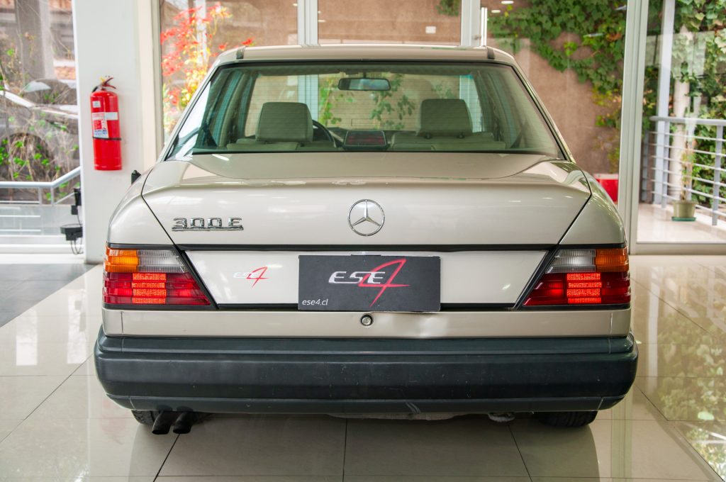 Mercedes-Benz 300E — foto 5 de 19