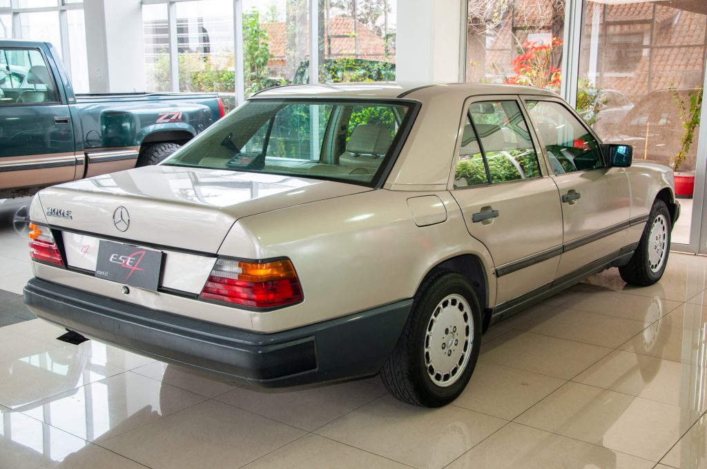 Mercedes-Benz 300E — foto 6 de 19