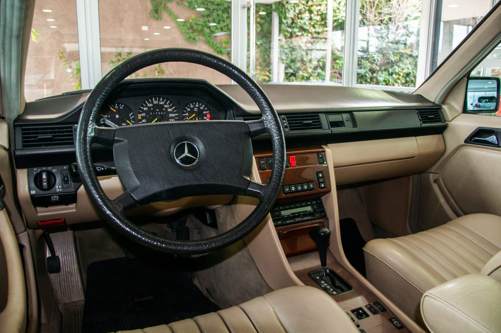Mercedes-Benz 300E — foto 11 de 19