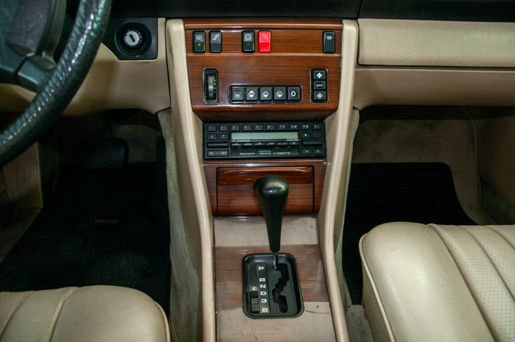 Mercedes-Benz 300E — foto 16 de 19