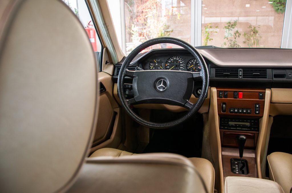Mercedes-Benz 300E — foto 14 de 19