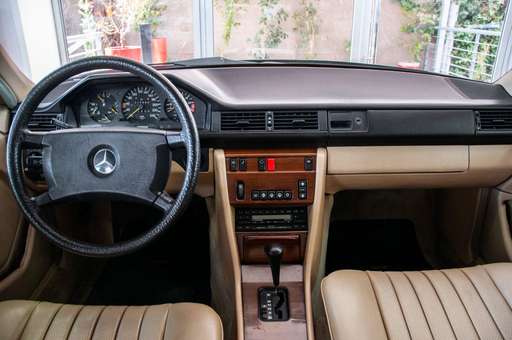 Mercedes-Benz 300E — foto 17 de 19