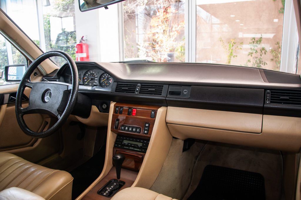 Mercedes-Benz 300E — foto 18 de 19