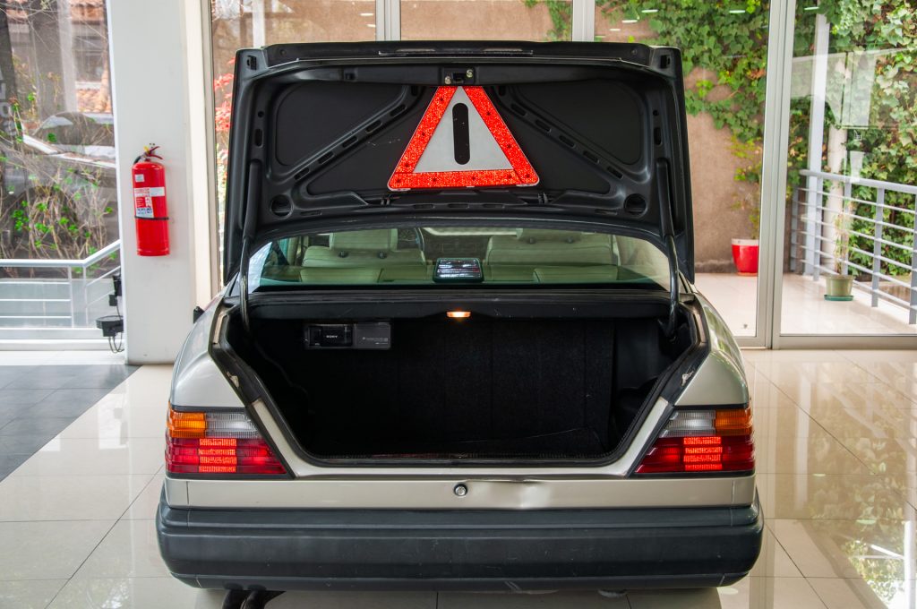 Mercedes-Benz 300E — foto 19 de 19