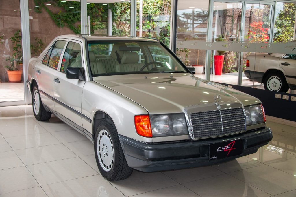 Mercedes-Benz 300E — foto 7 de 19