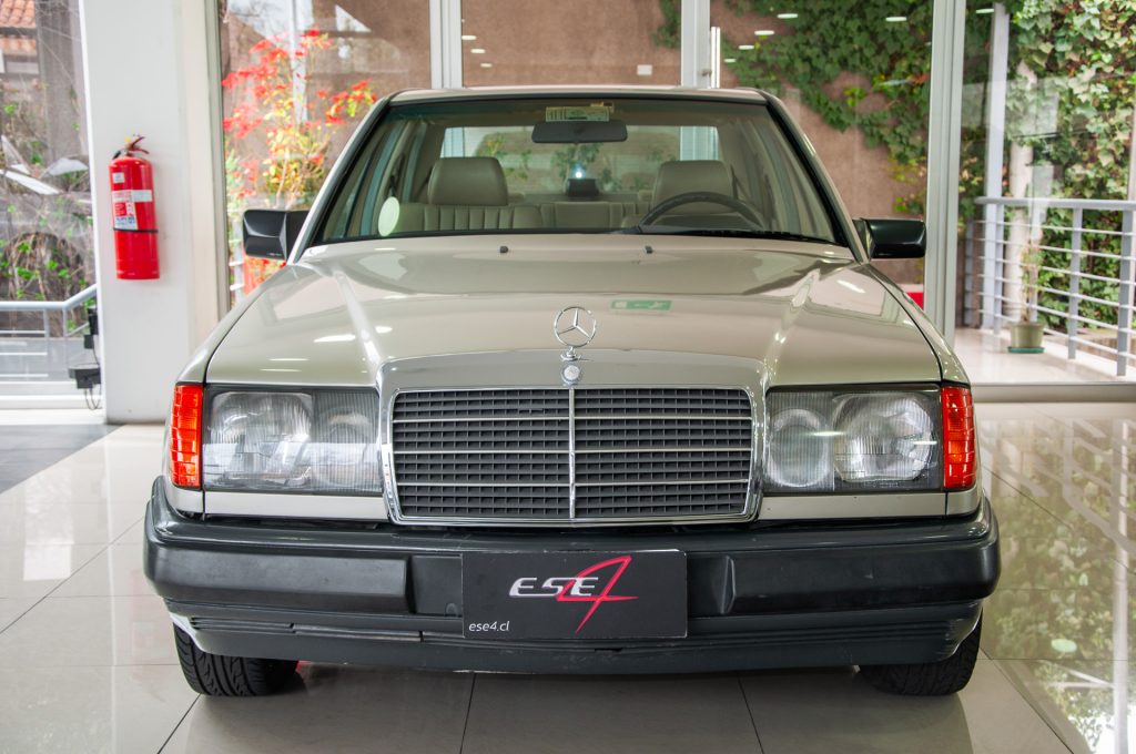 Mercedes-Benz 300E — foto 2 de 19