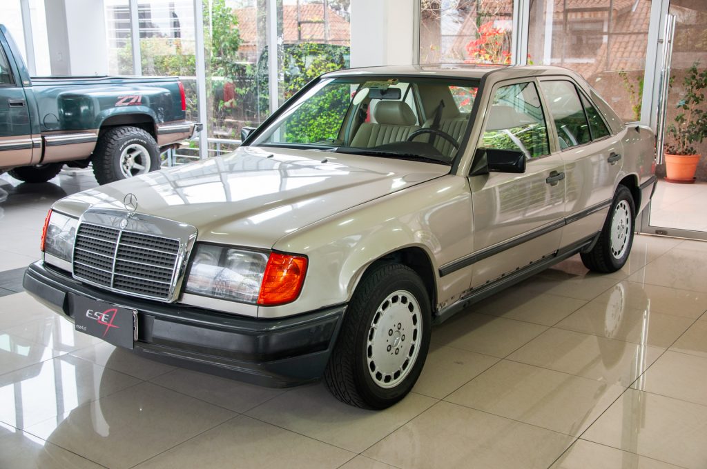 Mercedes-Benz 300E — foto 3 de 19