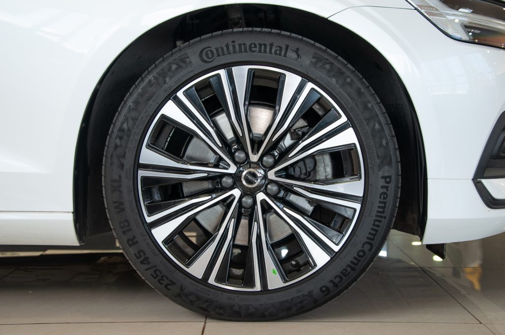 Volvo S60 — foto 9 de 20