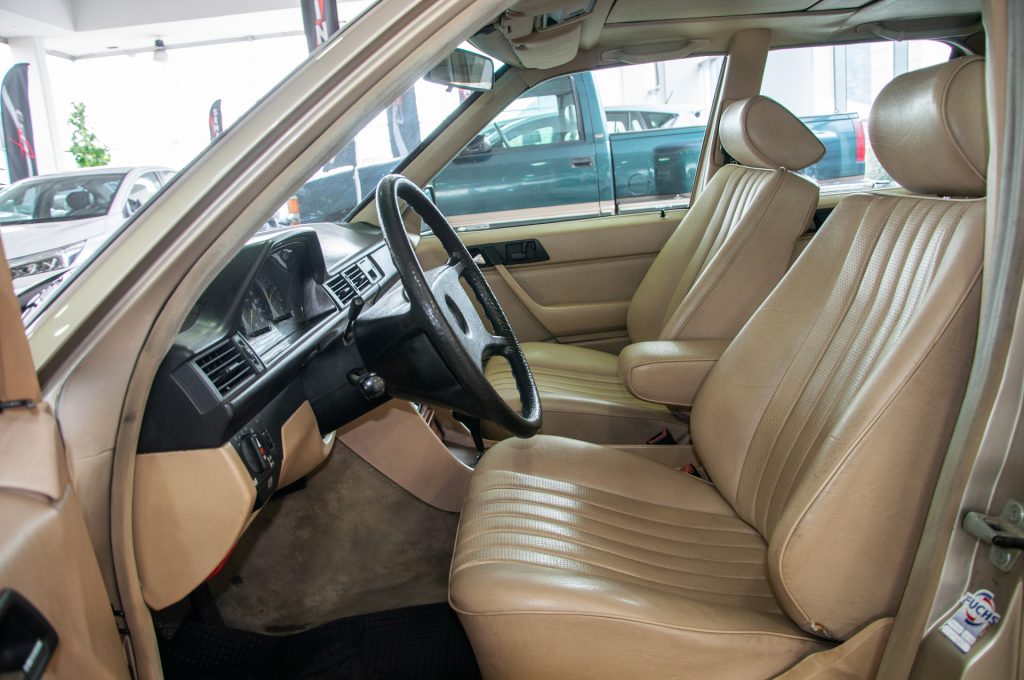 Mercedes-Benz 300E — foto 10 de 19
