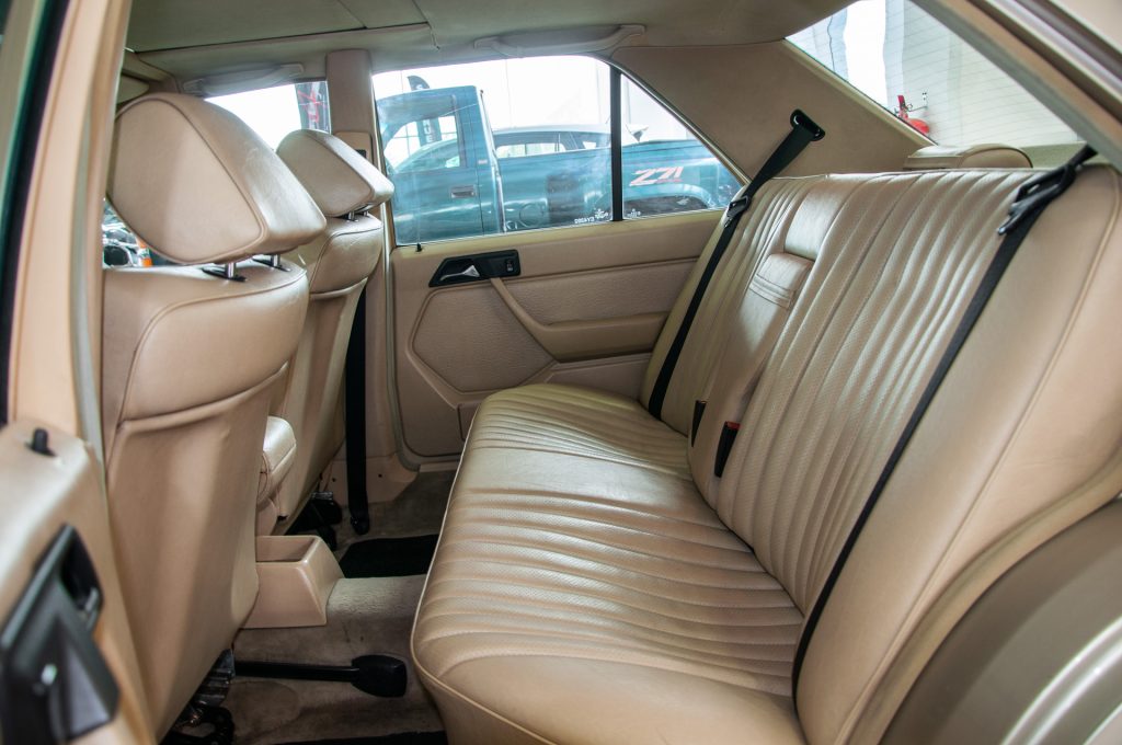 Mercedes-Benz 300E — foto 12 de 19