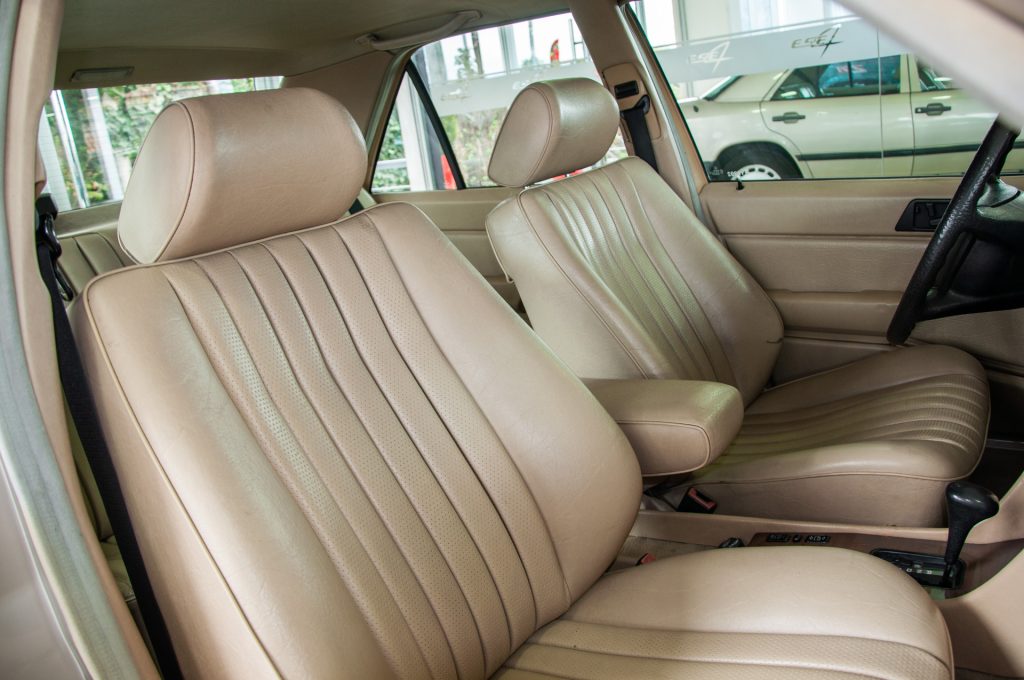 Mercedes-Benz 300E — foto 13 de 19