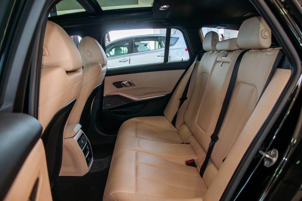 BMW 330I — foto 12 de 20