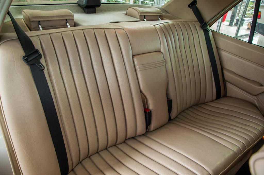 Mercedes-Benz 300E — foto 15 de 19